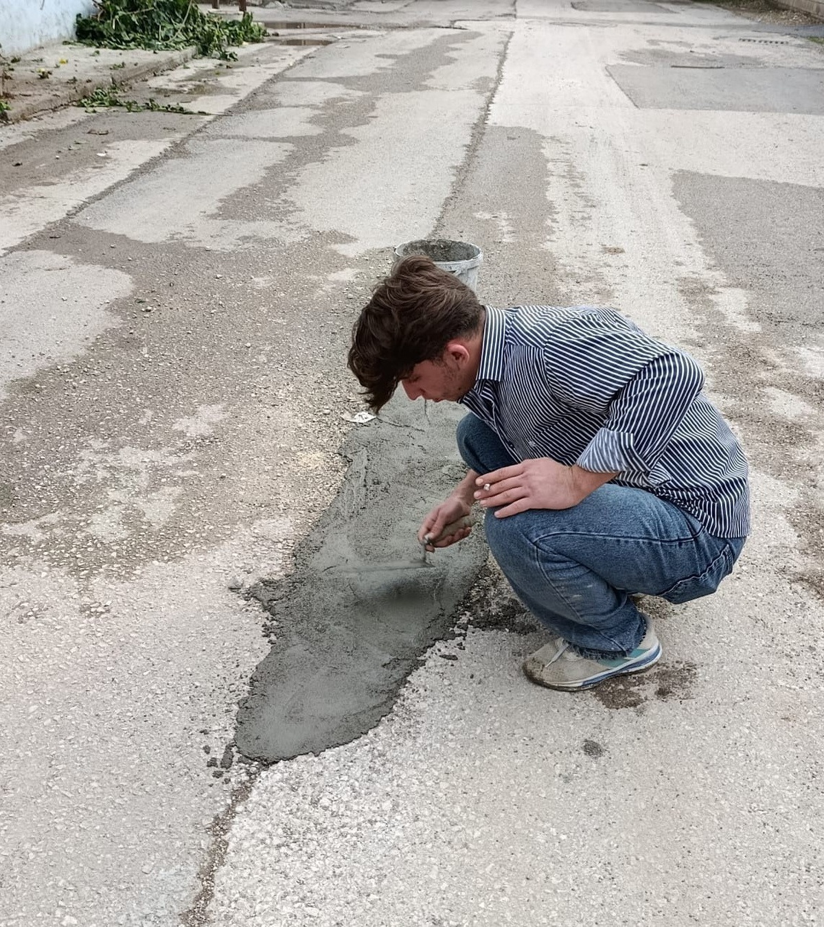 Adıyaman'da bozuk yolu vatandaşlar kendi imkanlarıyla harç dökerek onarmaya çalıştı