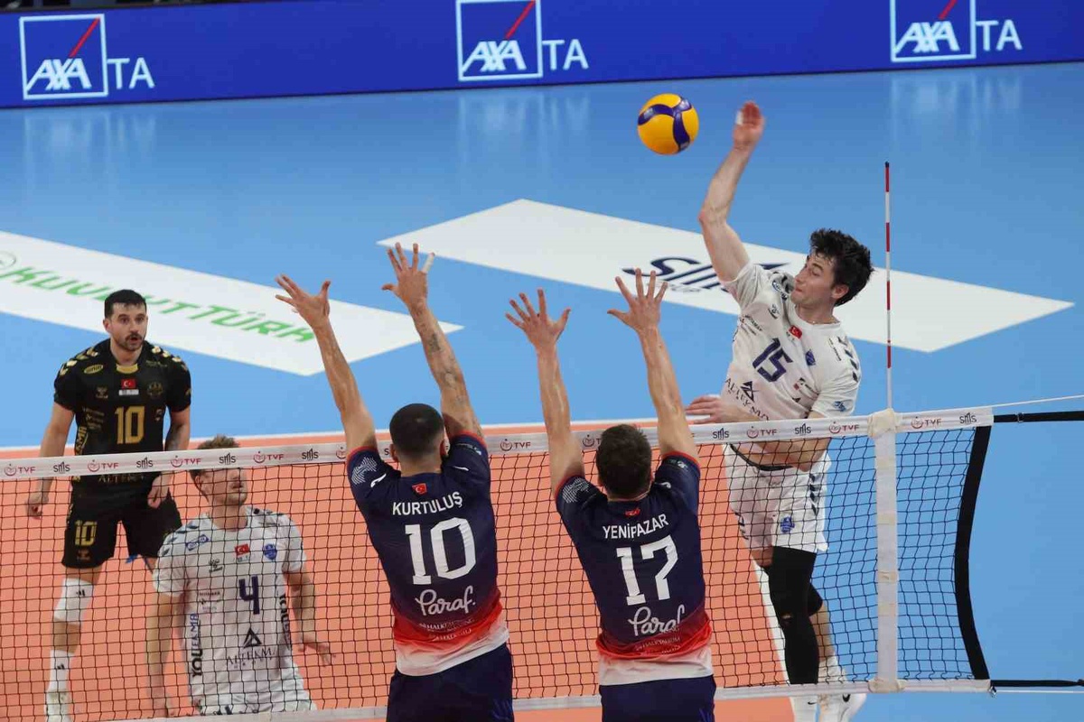 Altekma, Efeler Ligi 3. hafta maçında İzmir'de Halkbank'a 3-0 yenildi