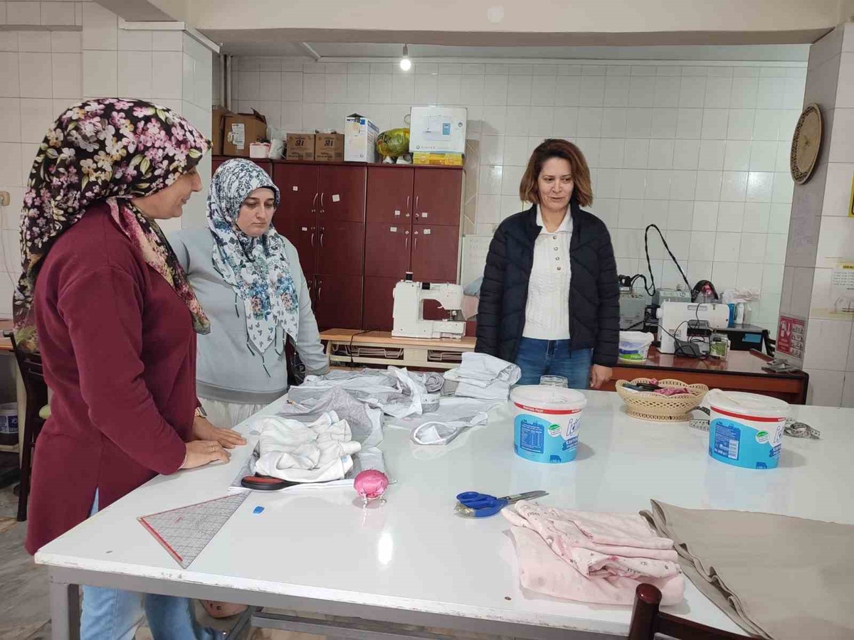 Altıntaş İlçe Milli Eğitim Müdürü Sinan, kadın terziliği kursunu ziyaret etti