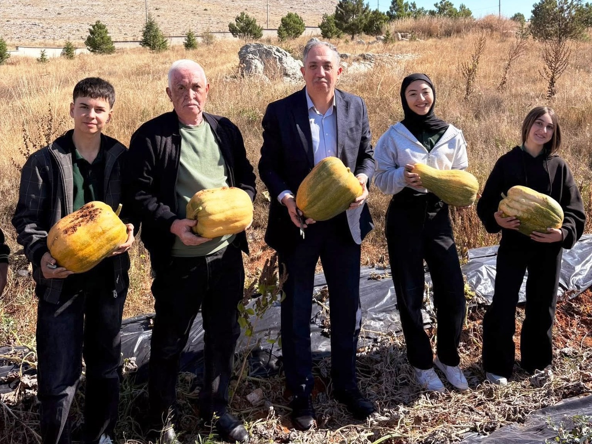 Altıntaş’ta öğrencilerin tarım atölyesinde yetiştirdiği kabaklar tatlıya dönüştü