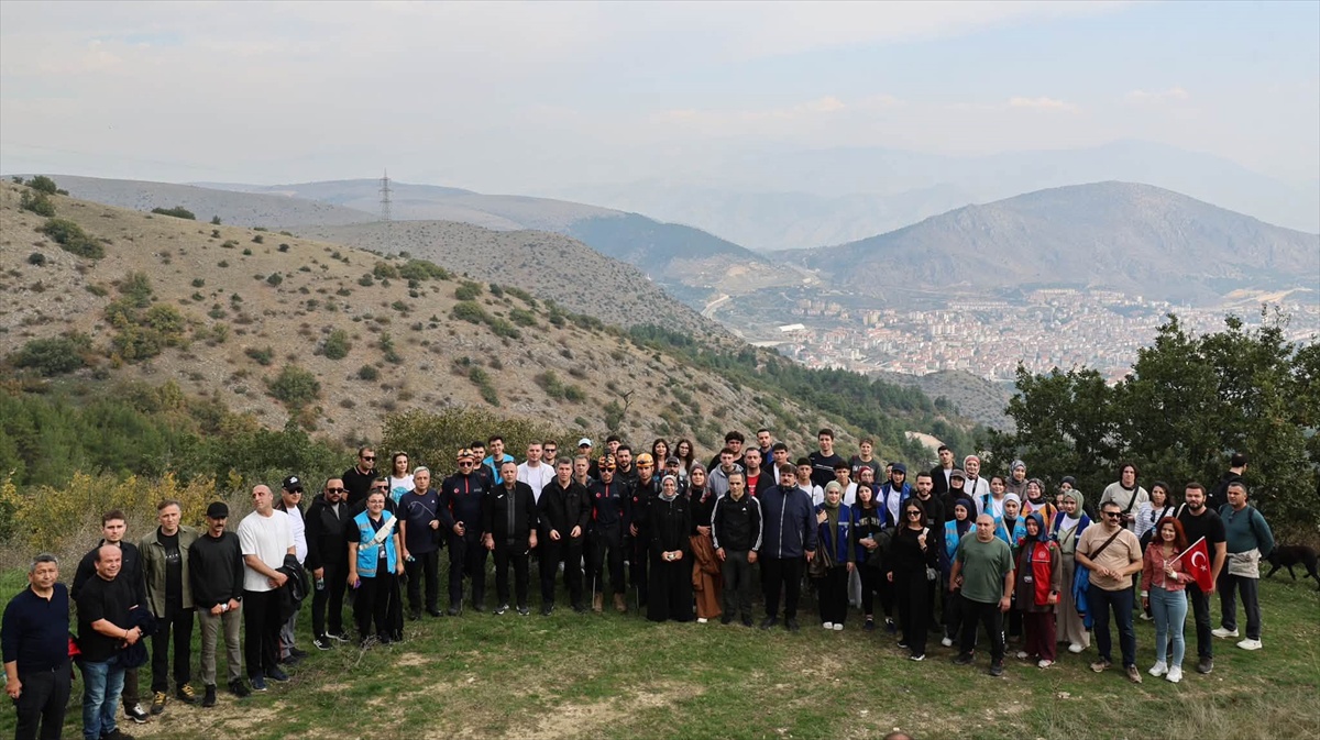 Amasya'da Cumhuriyet'in 103. yılı için 900 rakımlı tepeye yürüyüş yapıldı