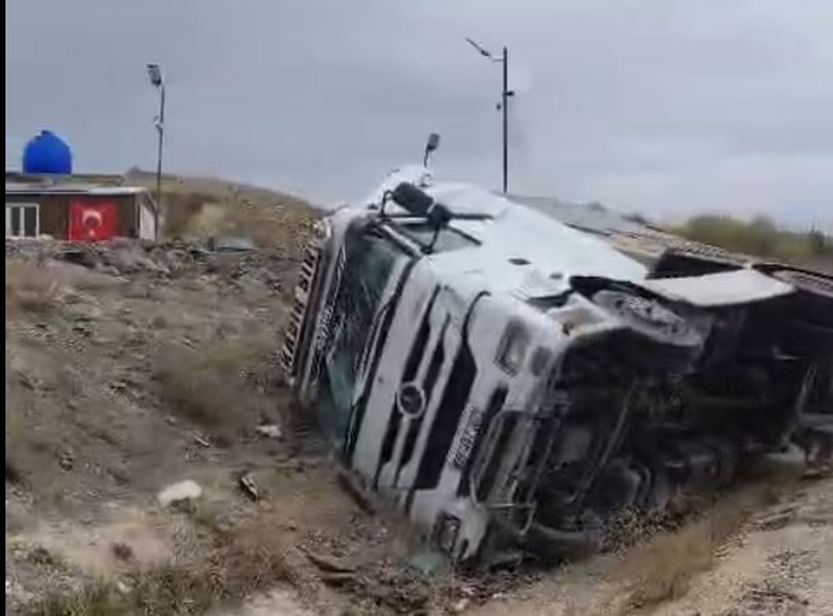 Ankara'da kayganlaşan yolda kontrolden çıkan TIR devrildi, sürücü hafif yaralandı