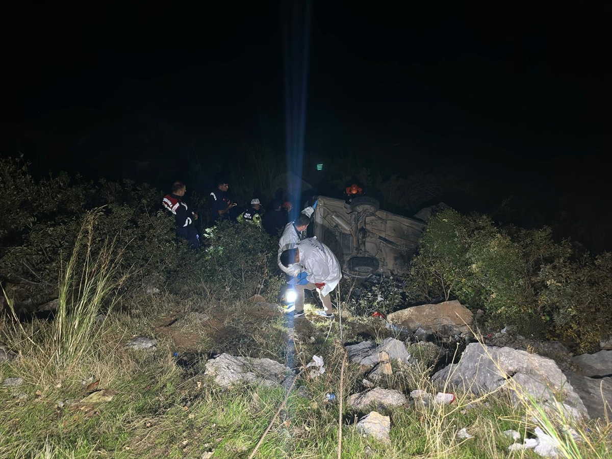 Antalya Akseki'de otomobil uçuruma yuvarlandı, sürücü öldü eşi yaralı kurtuldu
