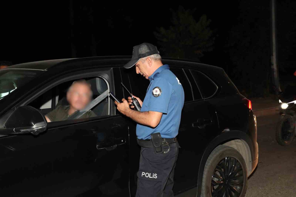 Antalya'da haftalık denetimde 565'i aranan bin 774 kişi yakalandı, 179'u tutuklandı