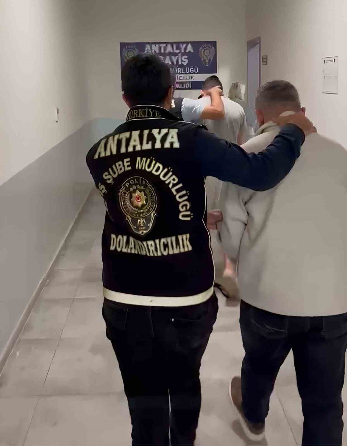 Antalya'da kendini başsavcı vekili olarak tanıtan kadın tutuklandı! Dava vaadiyle 1 milyon 829 bin TL almışlar