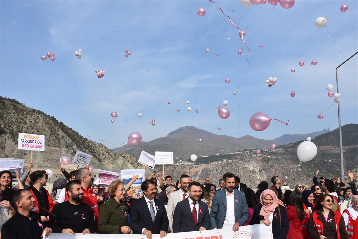 Artvin'de 'Kansere Set Çek' etkinliğinde Deriner Barajı'nda pembe balonlar bırakıldı