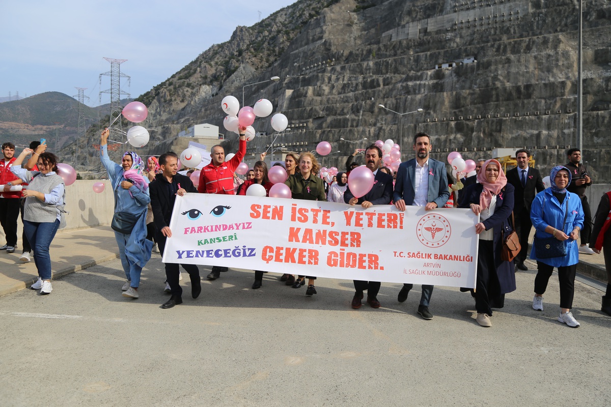 Artvin'de meme kanserine dikkat çekmek için Deriner Barajı'ndan balonlar uçuruldu