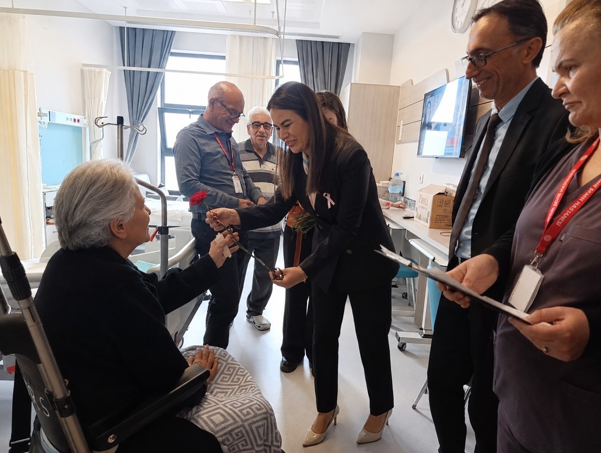 Aydın Şehir Hastanesi'nde hasta hakları için stant kuruldu, hastalara karanfil verildi