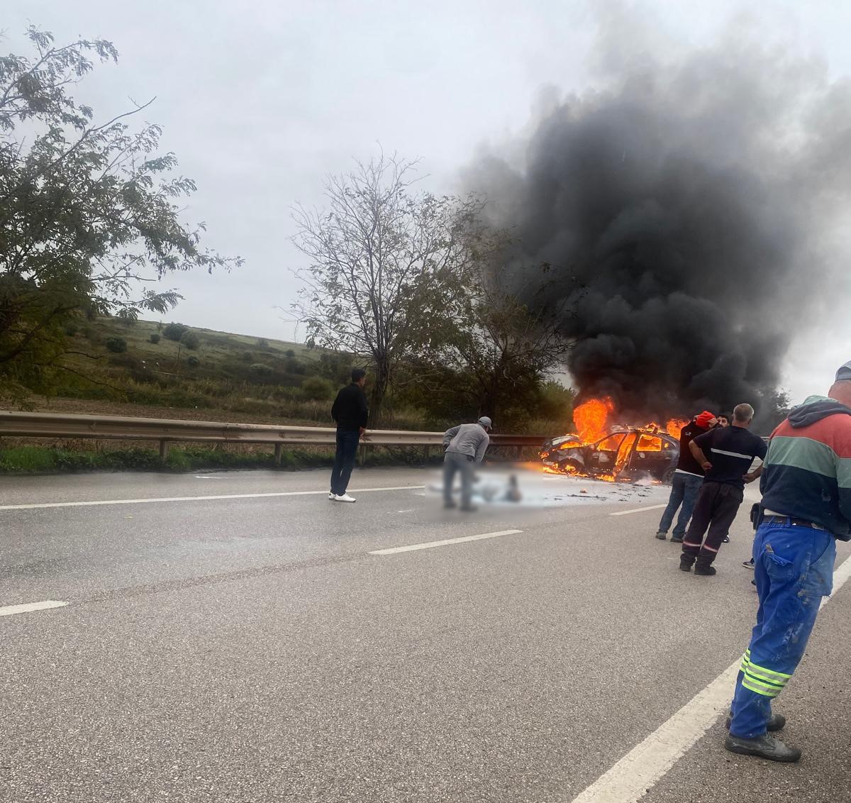 Balıkesir Bandırma'da alev alan otomobilde 2 kişi yaralandı, birinin durumu ağır