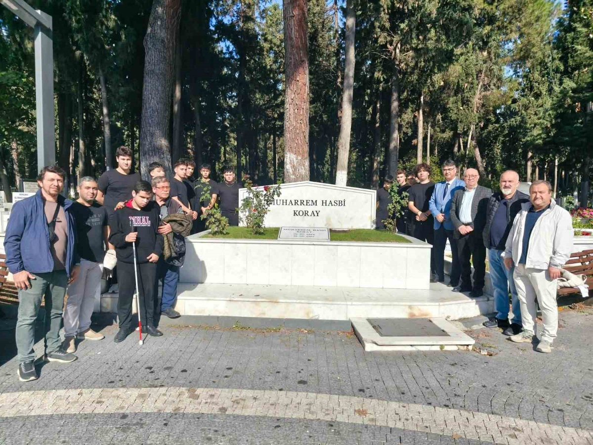 Balıkesir'de Muharrem Hasbi Koray, kabri başında dualarla ve lokma hayrıyla anıldı