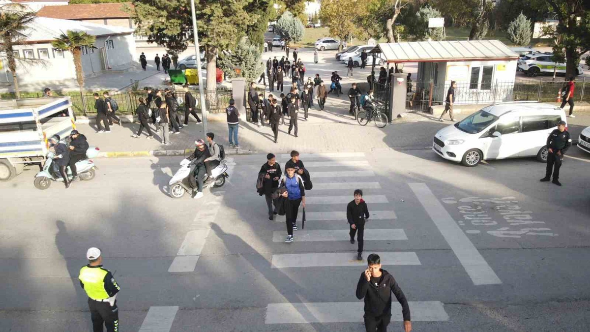 Balıkesir'de okul ve yurt çevresi denetimlerinde 10 şüpheli yakalandı
