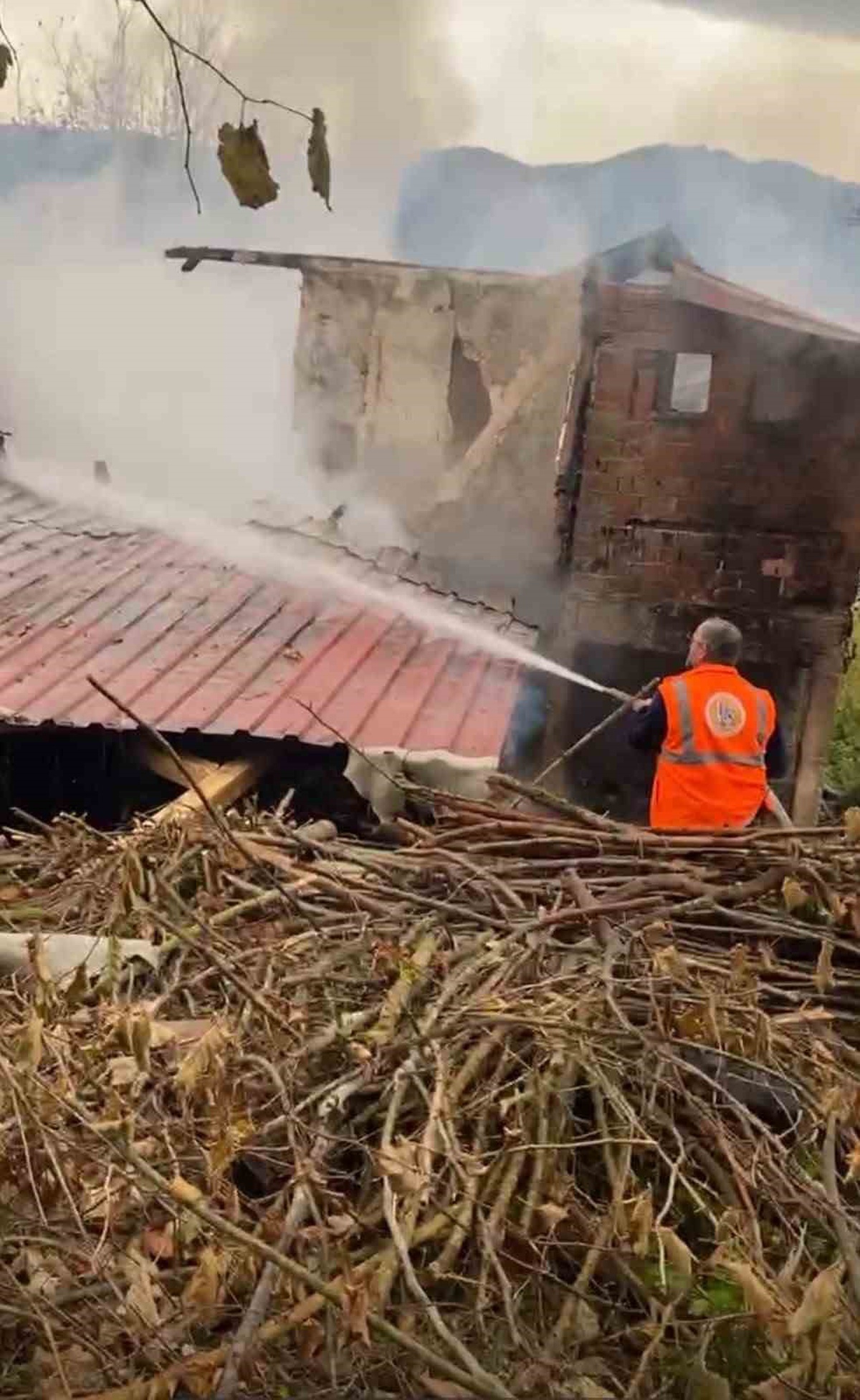 Bartın Ulus'ta yangında ev kullanılamaz hale geldi, adam camdan atlayıp kurtuldu