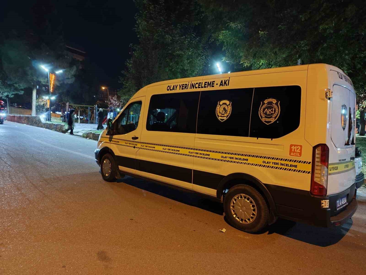 Batman'da Belde Mahallesi'ndeki parkta iki grup kavga etti, 1 kişi bıçakla yaralandı