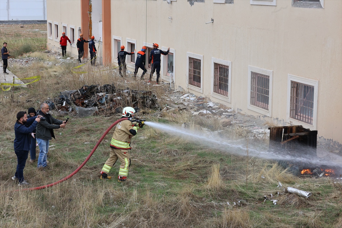 Bingöl'de 200 personelle Yedisu'da 7,8'lik deprem senaryosu tatbik edildi