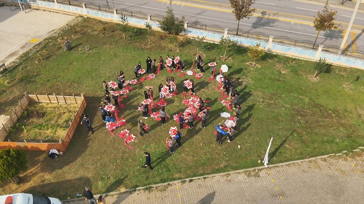 Bolu'da polis ve öğrenciler 103 uçurtmayla Cumhuriyet Bayramı'nı kutladı