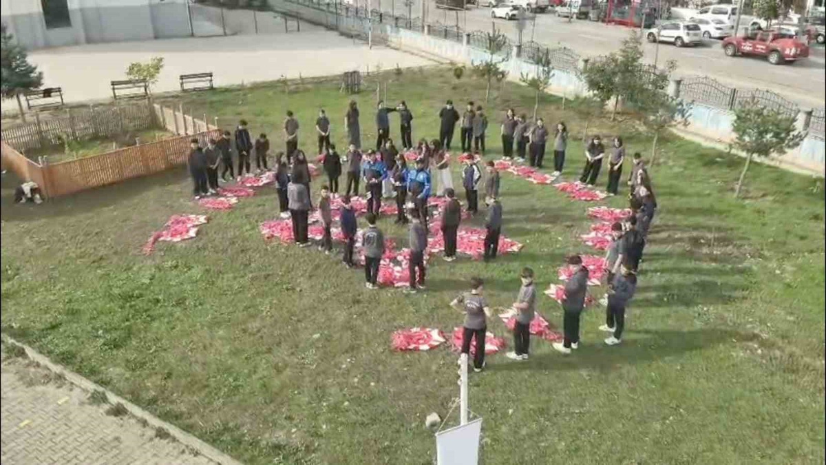 Bolu'da polis ve öğrenciler Cumhuriyet'in 103. yıl dönümünde 103 uçurtma uçurdu