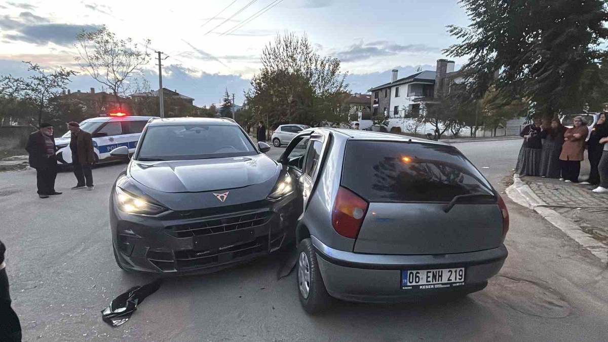 Bolu'da Sağlık Mahallesi'nde cip ile otomobil çarpıştı, 4 kişi yaralandı