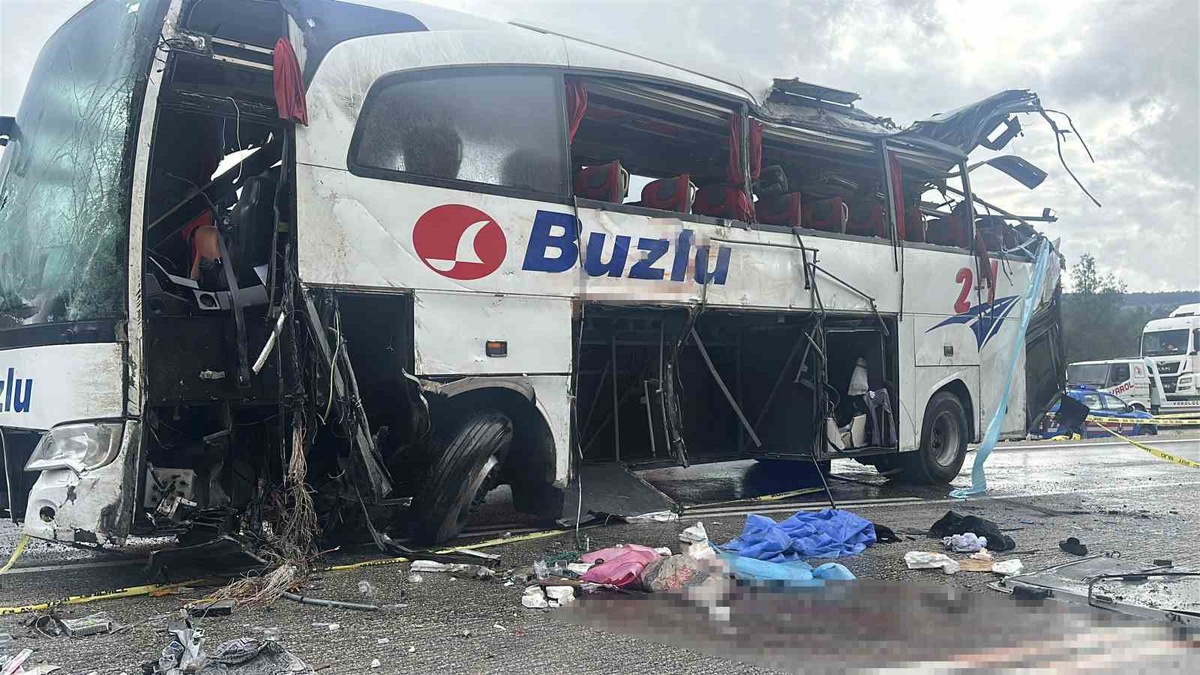 Burdur Ağlasun'da yolcu otobüsü devrildi, 1 kişi öldü, 8 kişi yaralandı