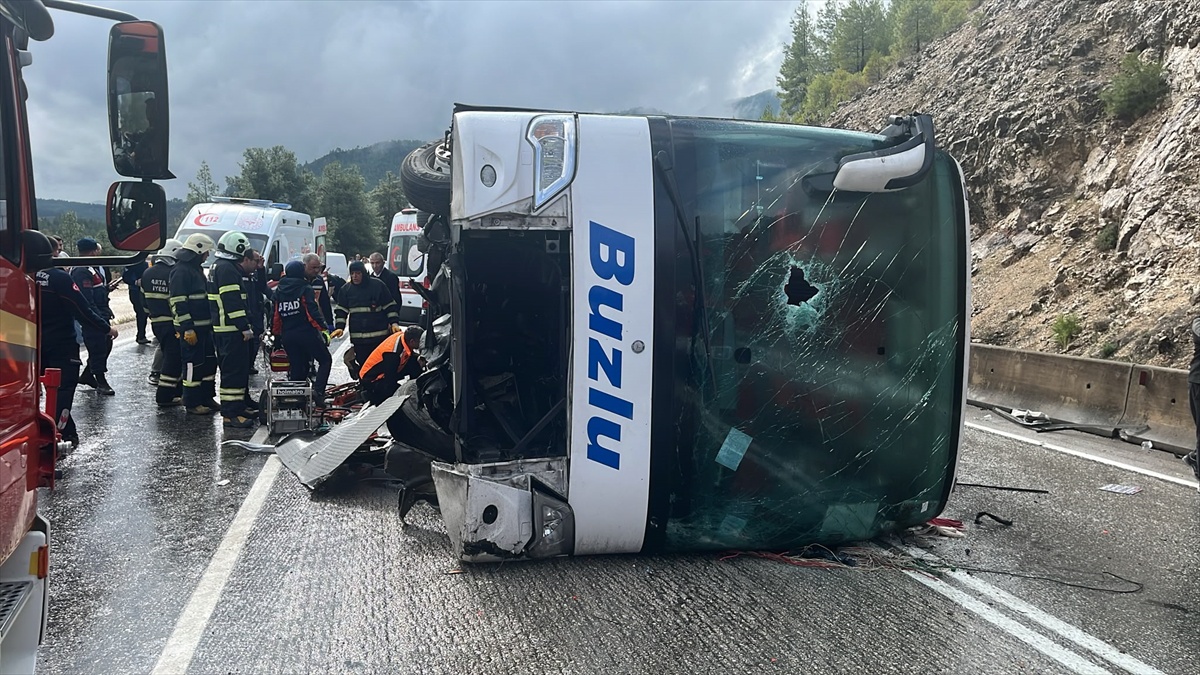 Burdur'un Ağlasun ilçesinde yolcu otobüsü devrildi, 1 kişi öldü, 9 kişi yaralandı