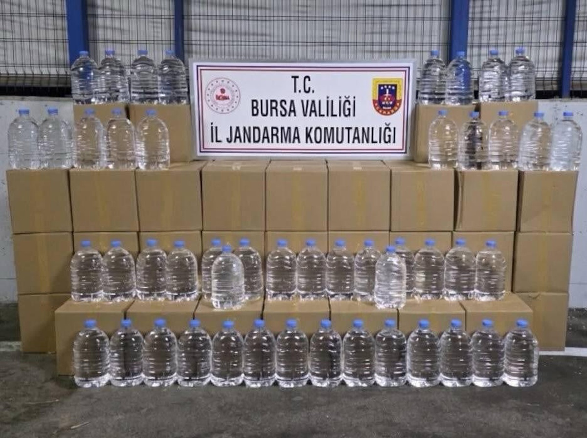 Bursa'da jandarma operasyonunda bir araçta bin 260 litre etil alkol bulundu