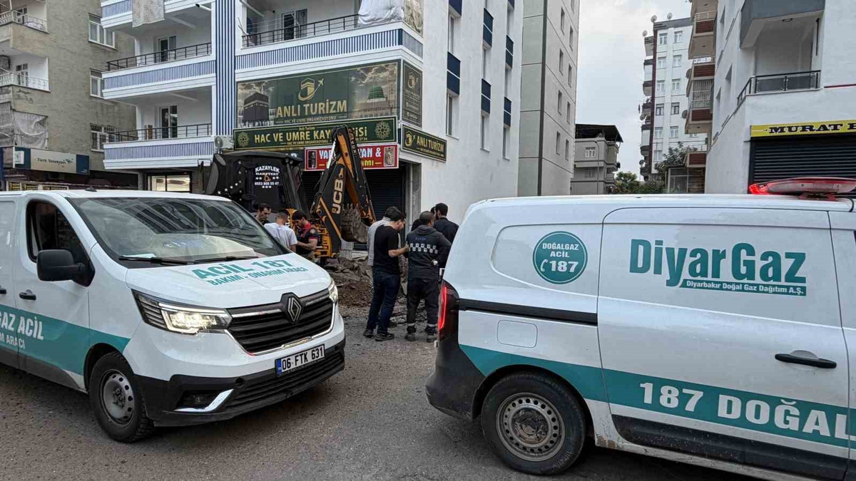 Diyarbakır Kayapınar'da iş makinesi darbesi doğal gaz borusunu çatlattı