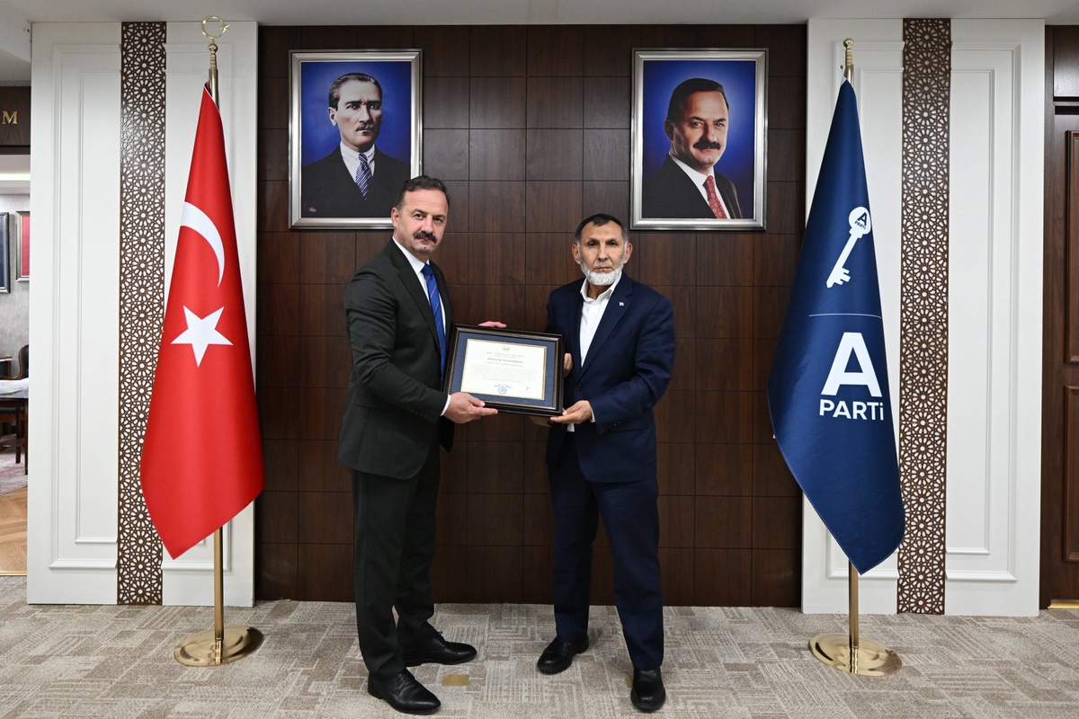 Doğu Türkistan Milli Vakfı heyeti Ağıralioğlu'na Dostluk Nişanı Beratı takdim etti