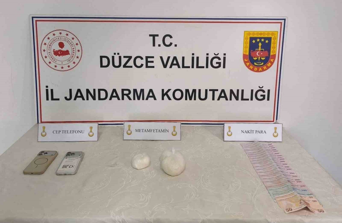 Düzce'de araçta gizli bölmede 405,16 gram metamfetamin ele geçirildi