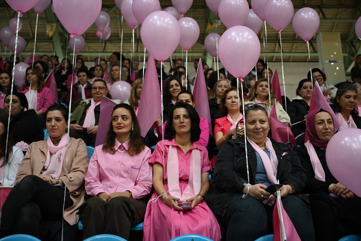 Edirne'de kadınlar meme kanseri farkındalığı için Pembe Dostluk Maçı'nda buluştu