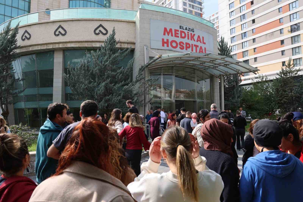 Elazığ Özel Medikal Hospital çalışanları maaş alamadıkları için protesto etti