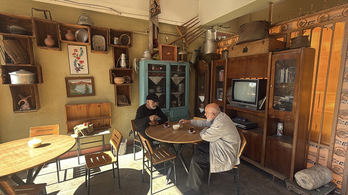 Erzincan'da Ahmet Duman'ın çay ocağı 10 yılda antikalarla müzeyi aratmadı
