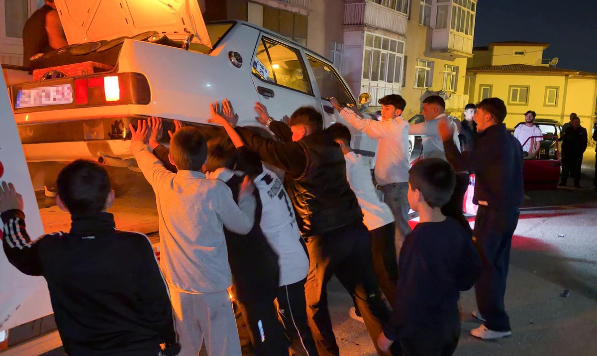 Erzurum'da 14 araçlık konvoyla kız istemeye gitti! Çekicideki otomobile patinaj yaptırdılar