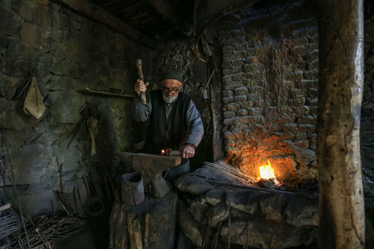 Erzurum Oltu'da 85 yaşındaki demirci Nurettin Toprak 60 yıldır aynı örste nal dövüyor