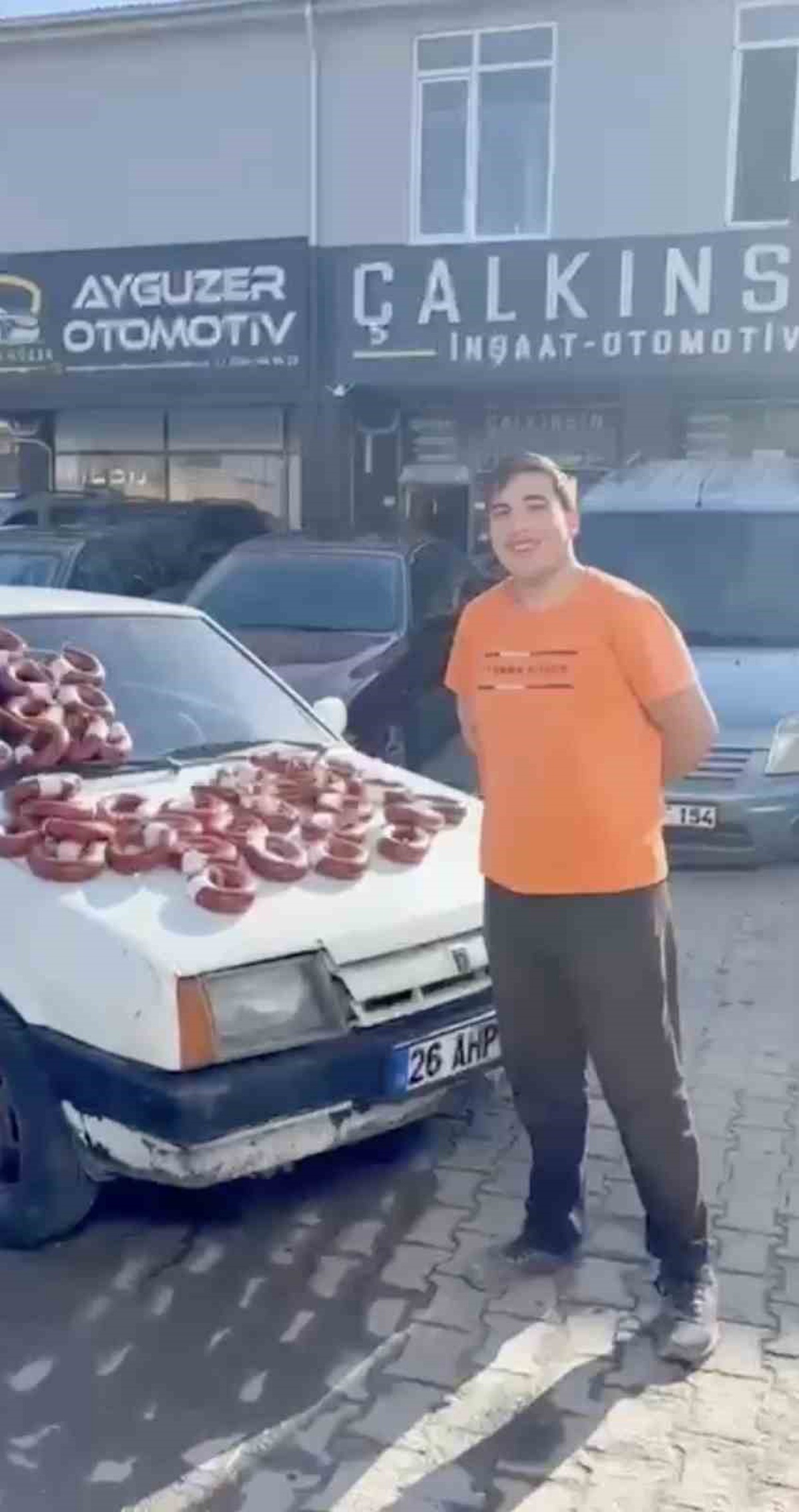 Eskişehir'de galerici, 100 bin TL'lik otomobili 100 kilo dana sucuğuyla takas etti