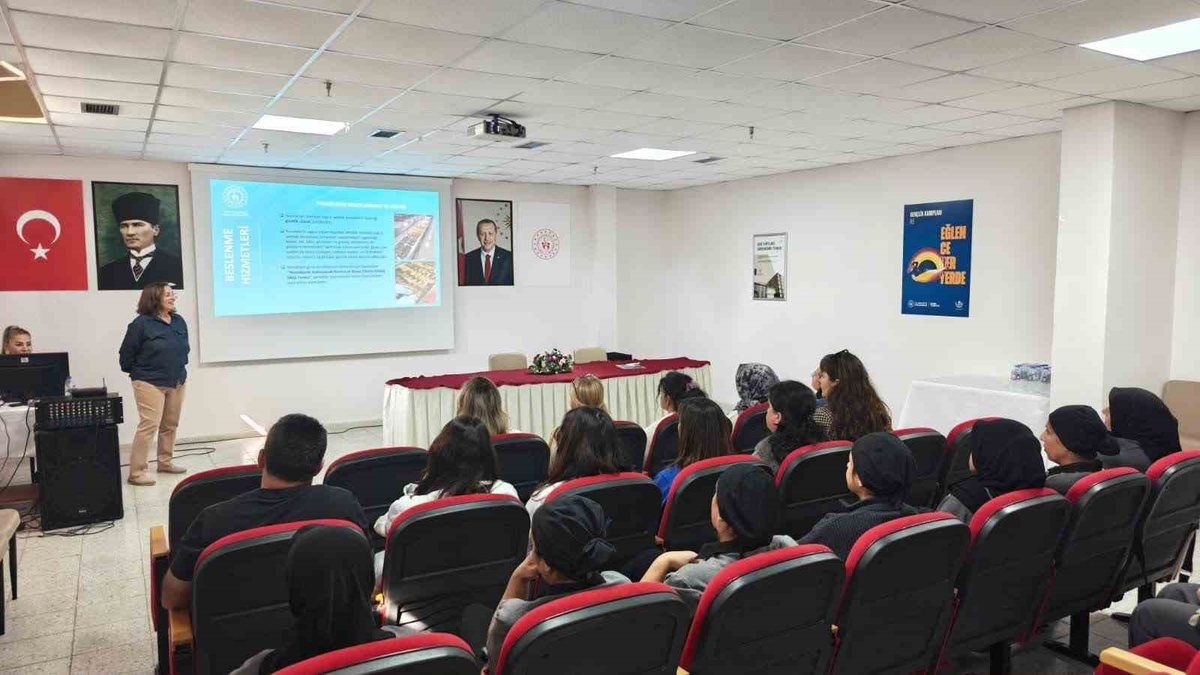 Eskişehir'de yurt personeline diyetisyenlerce beslenme hizmeti eğitimi verildi