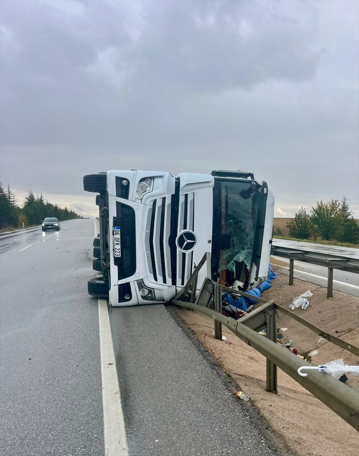 Eskişehir Sivrihisar'da tır drenaj kanalına devrildi, sürücüsü yaralandı