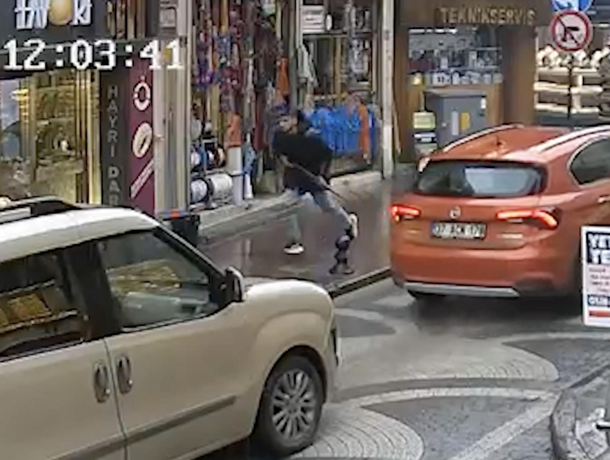 Etrafa ateş açıp, 4 kişiyi yaraladı