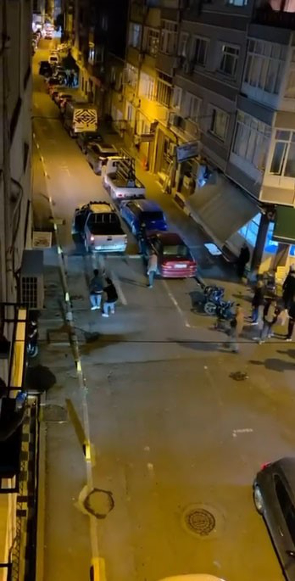 Fatih'te silahlı saldırı cep telefonu kamerasına yansıdı, 1 kişi yaralandı