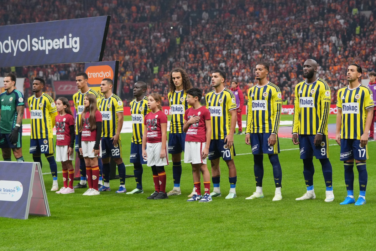Galatasaray derbide Fenerbahçe'yi 2-1 mağlup ederek puan farkını 6'ya çıkardı
