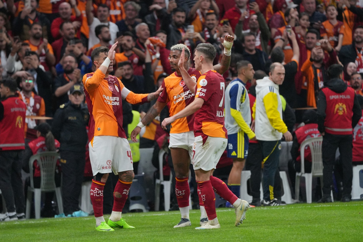 Galatasaray, Fenerbahçe'yi 2-1 yenerek 22 puanla Süper Lig liderliğine yükseldi