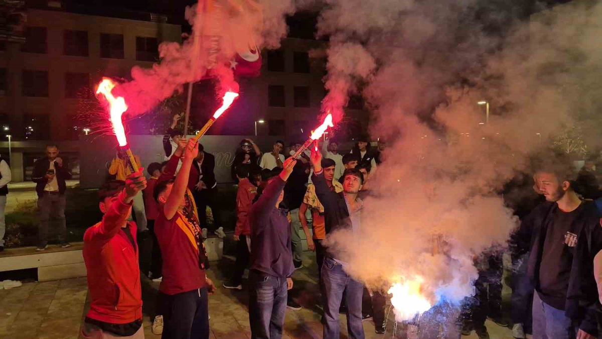 Galatasaray'ın Fenerbahçe'yi 2-1 yendiği derbi Adıyaman'da konvoyla kutlandı