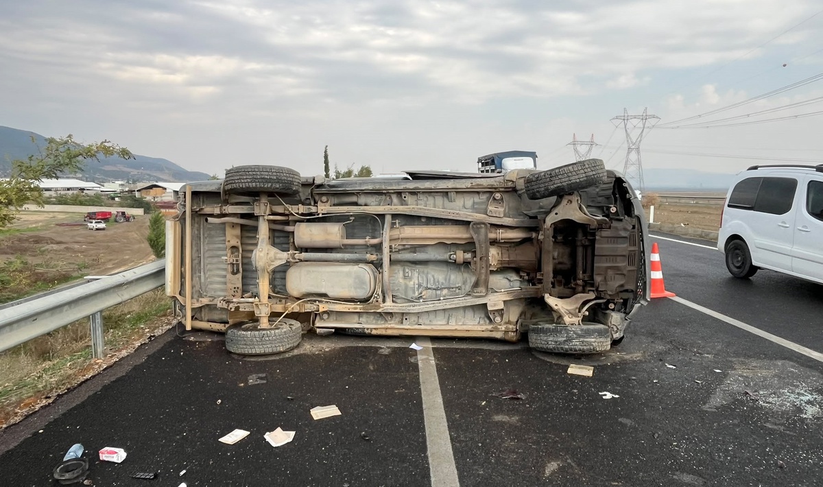 Gaziantep İslahiye'de kamyonetin takla atması sonucu aynı aileden 4 kişi yaralandı.