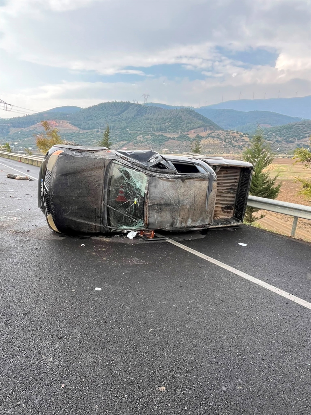 Gaziantep'te İslahiye-Nurdağı yolunda otomobil devrildi, 4 kişi yaralandı