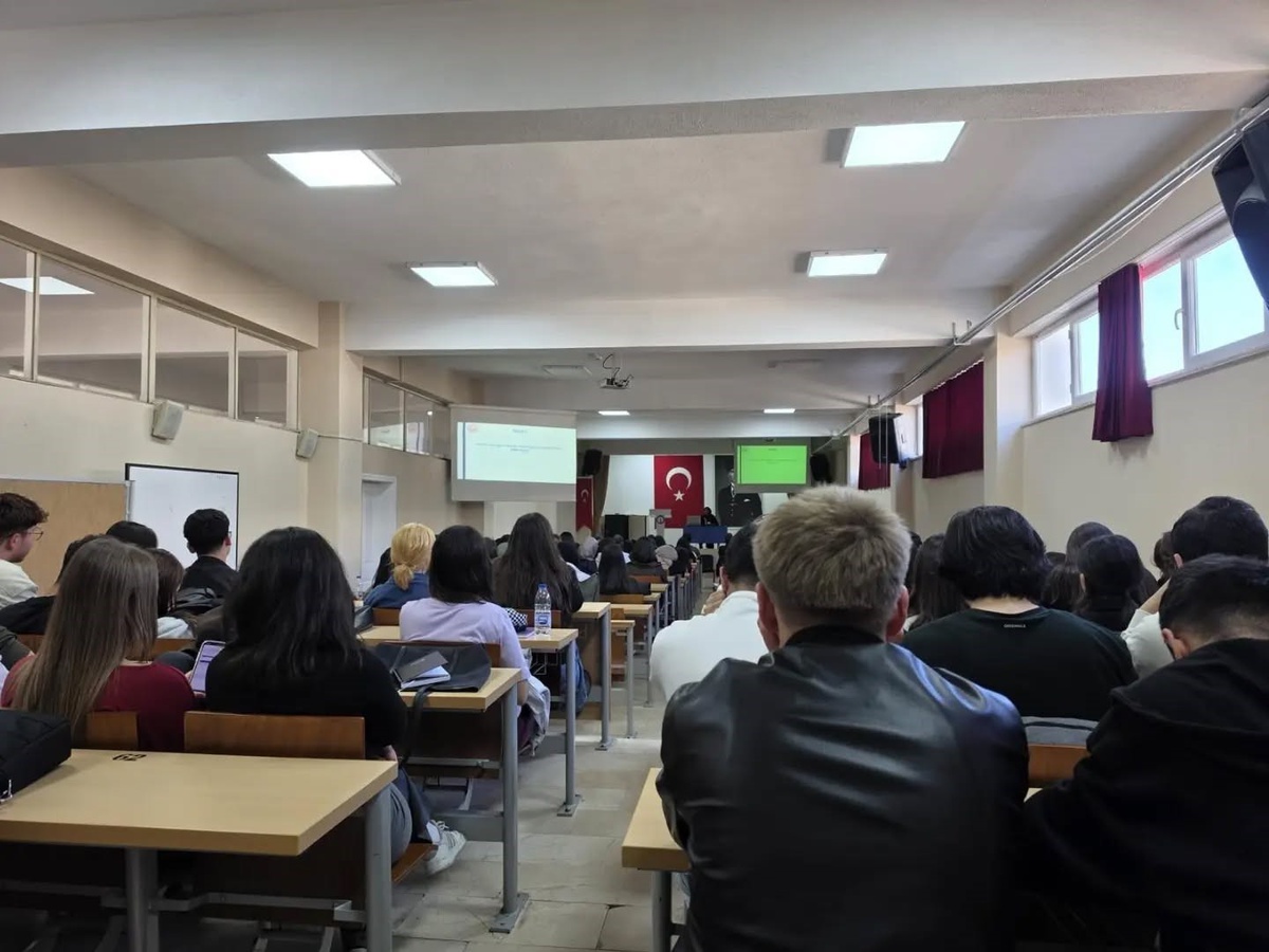 Gediz MYO öğrencilerine sağlıklı yaşam ve güvenli ilişkiler eğitimi verildi