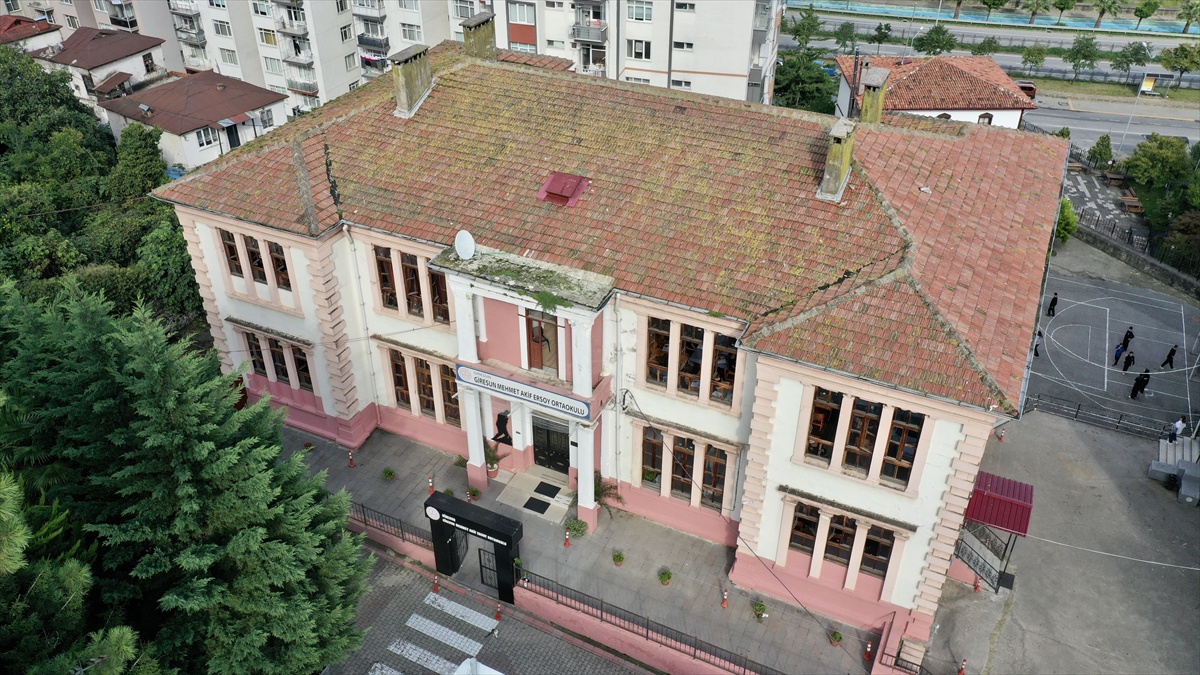 Giresun'da 113 yıllık Mehmet Akif Ersoy Ortaokulu tarihi binada eğitim veriyor