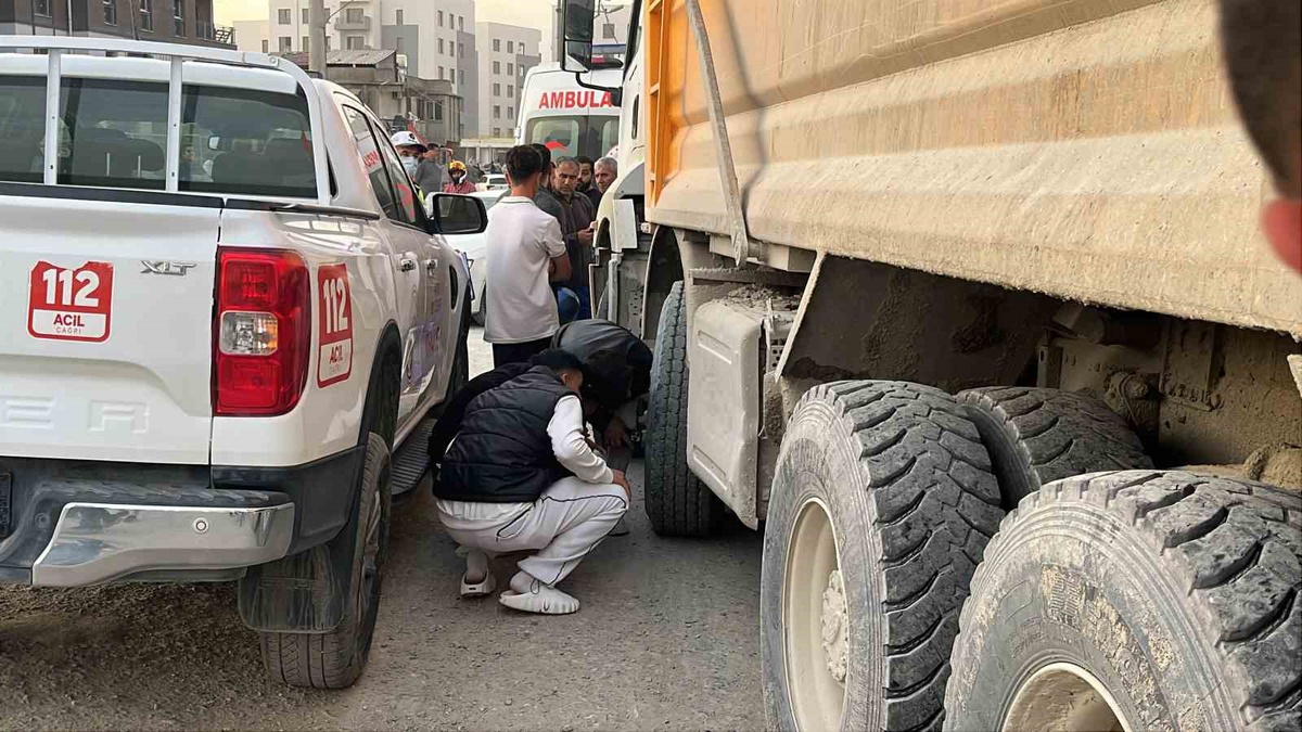 Hatay Antakya'da hafriyat kamyonu altında kalan 48 yaşındaki motosiklet sürücüsü öldü