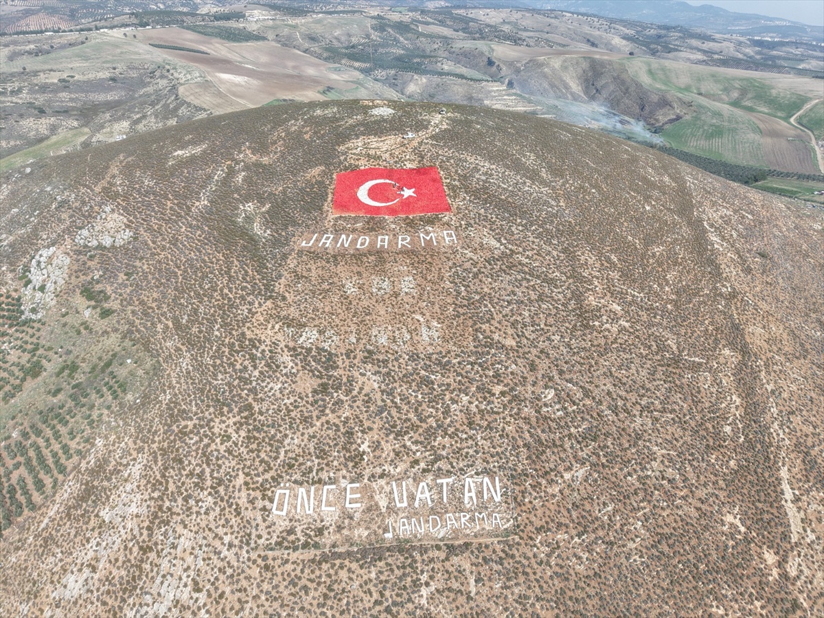 Hatay'da 29 Ekim kapsamında 1500 metrekarelik Türk bayrağı 1250 kilo boyayla boyandı