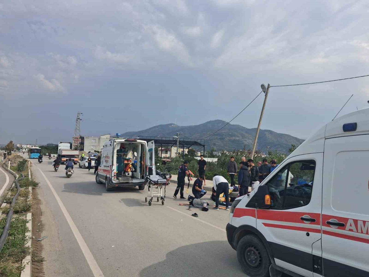 Hatay Samandağ'da motosiklet tır dorsesine çarptı, 1 çocuk öldü 2 çocuk yaralandı