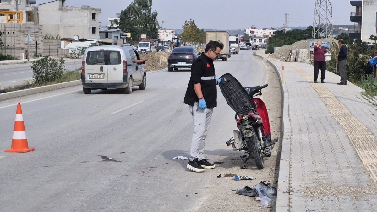 Hatay Samandağ'da TIR ile çarpışan motosikletin sürücüsü öldü, 2 kişi yaralandı