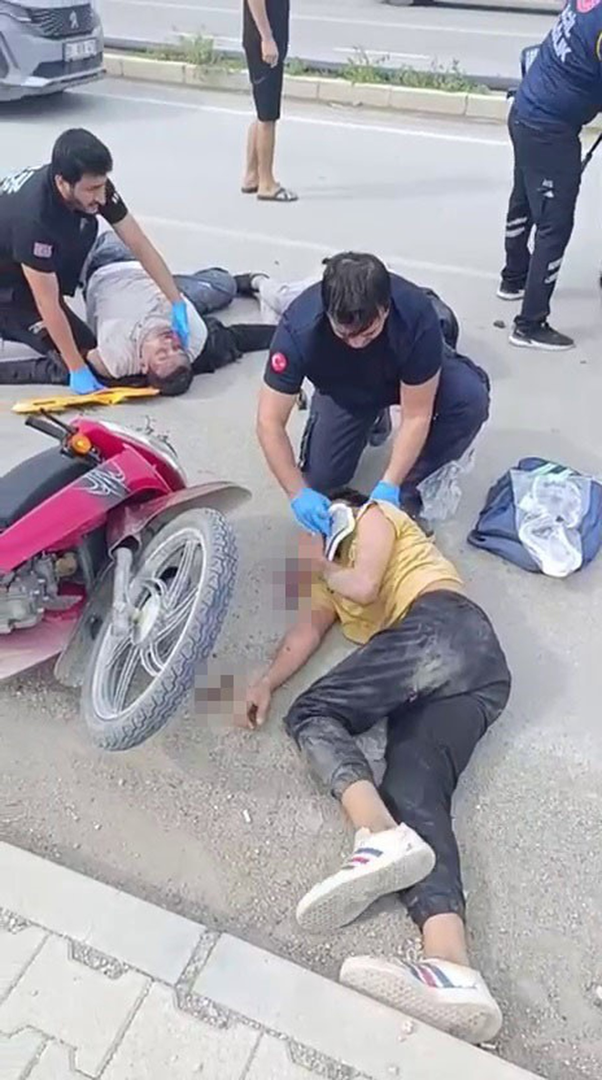 Hatay Samandağ'da tırla çarpışan motosikletten savrulan 3 genç yaralandı