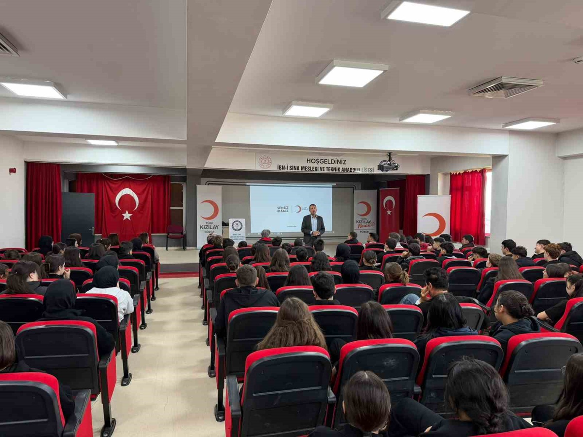 İbn-i Sina Lisesi'nde öğrencilere Kızılay ve ilk yardım eğitimi verildi